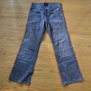 Lågmidjade raka jeans - Lågmidjade jeans med coola fickor, är i bra skick.