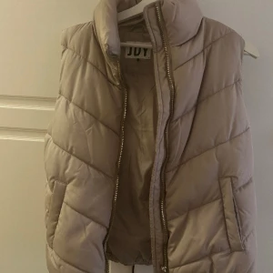 Väst - Beige väst som knappt kommit till användning. Small
