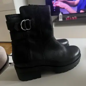Ett par svarta boots i märket Vagabond och är i storlek 37. De är sparsamt använda och är i bra skick, bild 3 visar ett litet märke på skorna men annars är det i toppskick❤️