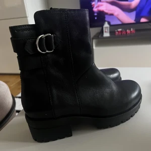 Svarta boots - Ett par svarta boots i märket Vagabond och är i storlek 37. De är sparsamt använda och är i bra skick, bild 3 visar ett litet märke på skorna men annars är det i toppskick❤️