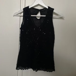 Svart paljettlinne - Svart linne från Twilfit. Använd fåtal gånger. Står ingen storlek men sitter som S💕