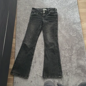 low waist flare jeans - Jeans byxor för bra pris använda 1 gång  