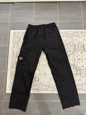 Stone Island byxor  - Stone Island cargo i helt nytt skick.  Endast testade, 9,5/10 Storlek 30, passar 180cm Nypris ligger runt 3500kr. 