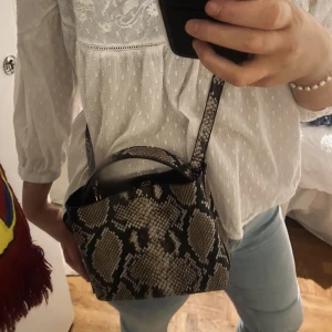 Orm väska💕 - Knappt använd, köptes för 1400kr