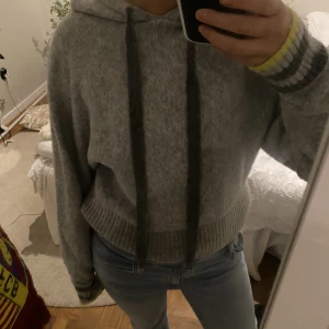 Stickad hoodie  - Jätte snygg, aldrig använd super skönt material 