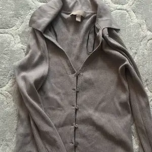 Its purple-gray colour. Great condition, worn a few times. Very cute sweater shirt that works with almost all clothing. Original price: 150KR