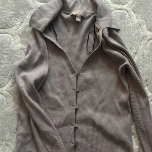 H&M shirt - Its purple-gray colour. Great condition, worn a few times. Very cute sweater shirt that works with almost all clothing. Original price: 150KR