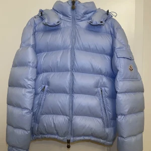 Moncler  - Säljes storlek 3 kan gå ner i pris vid snabb och smidig affär  