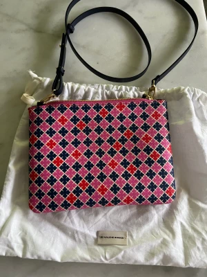 Malena Birger - Säljar Malena Birger väska med band, limited edition väska, ny skick, aldrig använd.