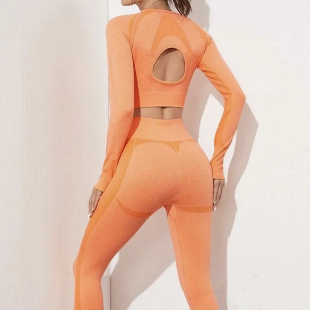 Orange träningsset (topp och leggings) i storlek S för 149:-. Hoodies.