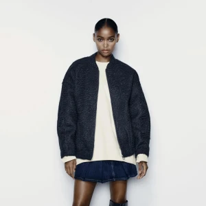 Bomberjacka - Skitsnygg jacka från zara som tyvärr inte kommer till användning. Bara använd en gång, oversize fit