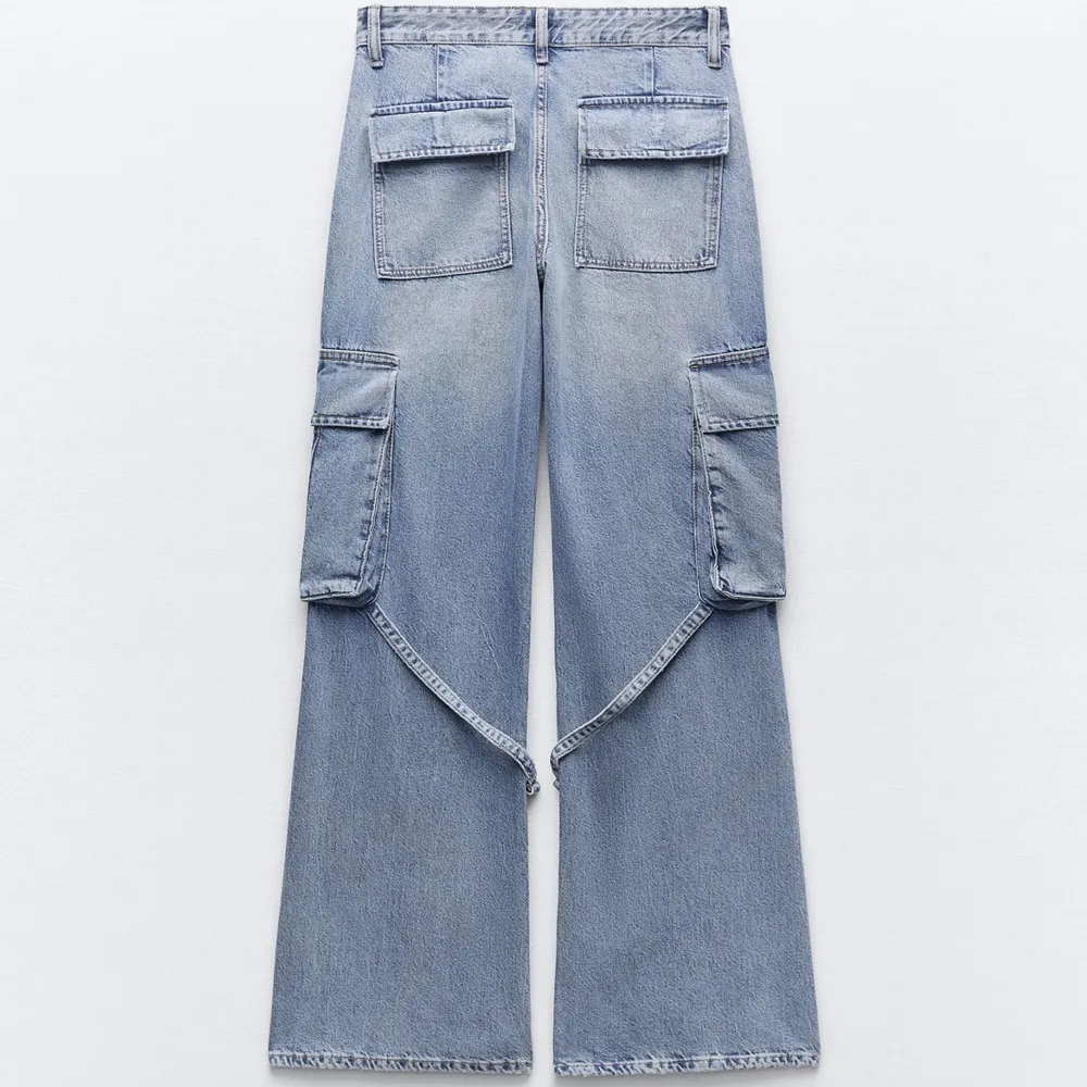 Helt nya cargo jeans från zara i storlek 38. Råka beställa två i samma storlek och hann inte skicka tillbaka. . Jeans & Byxor.