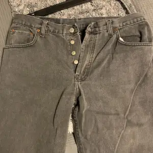 Fina gråa jeans från Levis, lite äldre modell. Fint skick, low/mid (Köpare står för frakt) strl L