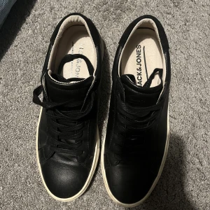 Skor - Skor från jack&jones, vagabond-doop ish, säljer då de ej används längre, nästan nyskick😊