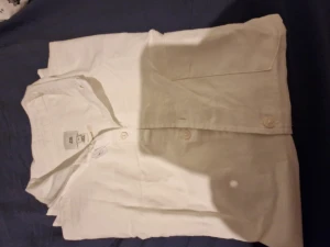 Skjuta  - Två väldigt finna  vita väldigt fina skjort i atrlek M och S