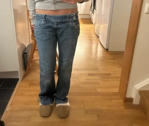 Super snygga Diesel jeans  - Säljer dessa jätte coola diesel jeans för att dom är för stora för mig i midjan,köpte av en annan tjej här på Plick så bilderna är lånade från henne.Tryck gärna köp nu eller kontakta om du är intresserad.Priset kan såklart diskuteras💕