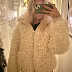 Fluffig Teddyjacka - Säljer denna jätte fina & fluffiga teddyjackan som är jätte eftertraktad! Köpt från sellpy men är från bik bok men finns ej i sortimentet längre & har aldrig använt den själv pg.a lite för stor💕