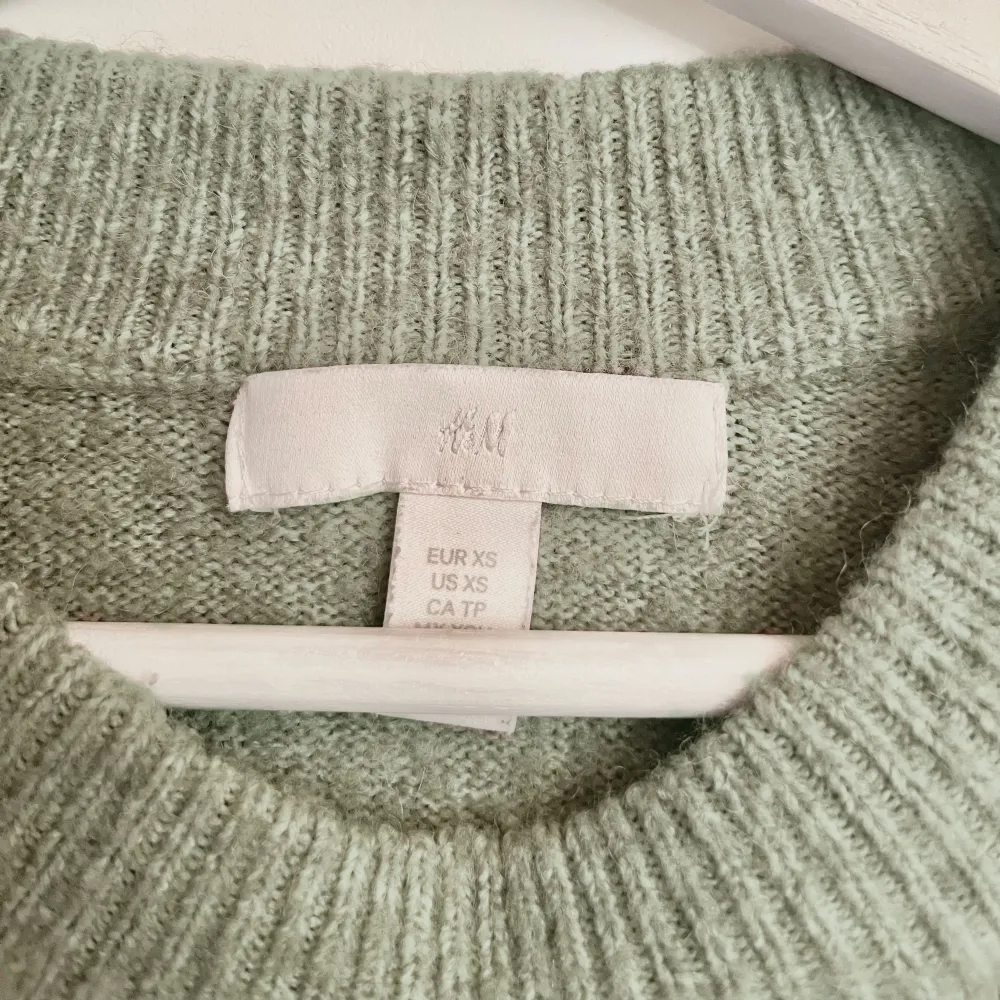 Stickad tröja i grå/grön nyans, passar xs-m. Tröjor & Koftor.