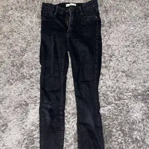Hejsan säljer ett par svarta jeans, fint skick i storlek M, använt få tal gånger 