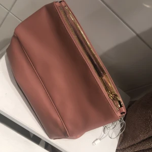 H&M necessär/ sminkväska! - Jätte fin och stor hm smink väska, bra för resor och vattentät❤️ rymmer mycket, något missfärgat plast eftersom den inte säljs längre från ett halv årsen❤️ köpt för 400kr, priset e inte hugget i sten