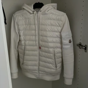Moncler Cardigan  - Säljer den för att den ej passar mig. 2500 kr, pris kan diskuteras vid snabb och smidig affär. Moncler påse ingår.