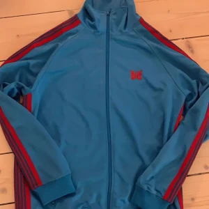 Needles Track Jacket och Strawberry Mansion Hoodie - Inte äkta snygg blå/röd färg storlek M  2x bundle deal strawberry och needles