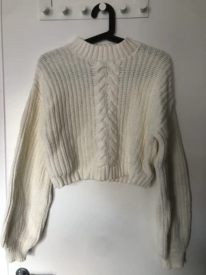 Stickad tröja croppad - Croppad stickad tröja Köparen står för frakten