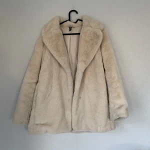 Varm pälsjacka! - Superfin och mysig jacka. Fodrad, finns fickornoch knappar. Superfint skick, storlek S. Nypris ca 500, säljes för 300kr! ❄️