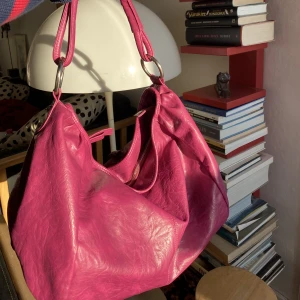 Rosa stor väska!💓 - Säljer denna suuuperfina större rosa väska!💞Ganska säker på att det är äkta läder men den har tyvärr ingen lapp där det står att det är läder❤️‍🩹 Fint skick!🩷Från märket Fritzi aus Preußen!