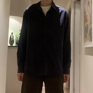 Oversized skjorta - Väldigt snygg och skön skjorta i bra skick. Den är från kappahl och har väldigt skön silkestextur.  Person på bild är 187cm Skriv gärna frågor🤗