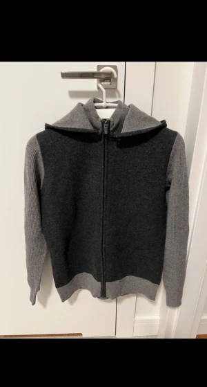 Massino dutti full zip - Tjenare! Säljer denna gråa Massimo Dutti zip tröjan. Kom i dm för fler frågor, pris kan diskuteras vid snabb affär.