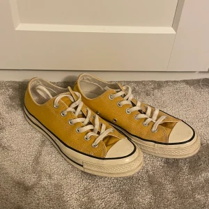 Chuck Taylor låga converse - Näst intill nyskick. Super sköna!   Nypris ca 1000