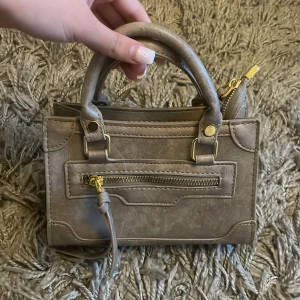 Liten söt väska - Liten söt väska i snyggaste färgen med gulddetaljer köpt på vinted så vet inte vart den är ifrån 💞💞 ca 20cm bred