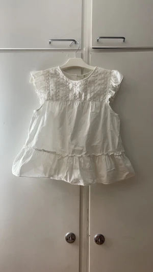Kortärmad spetsblus - Knappt använd vit kortärmad spetsblus