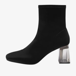 Boots med klack  - Ett par boots som jag aldrig använt så det är inget fel på skorna.   Vid intresse så skickas självklart egna och fler bilder på skorna. 