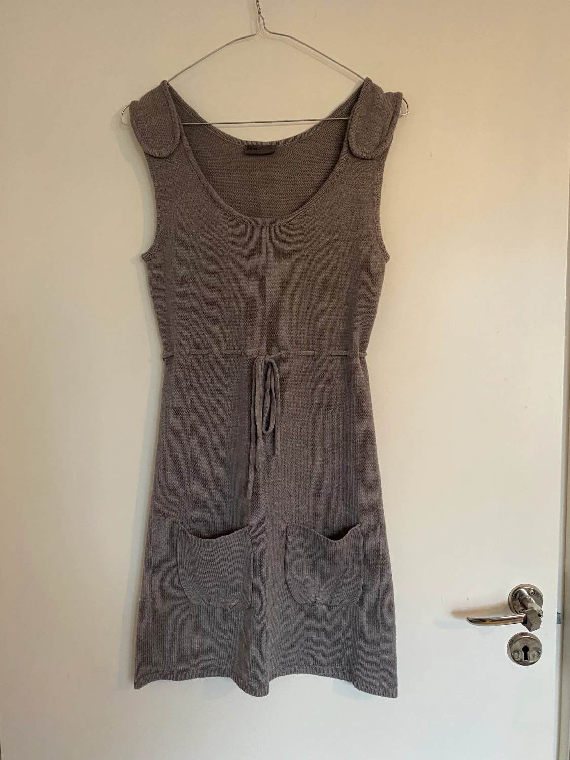 Stickad klänning med knytning