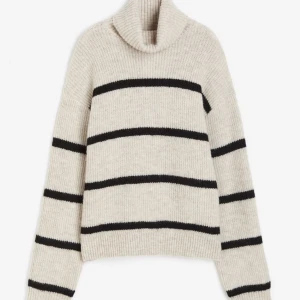 Randig tröja  - Oanvänd med prislappen kvar. Slutsåld på hemsidan. Skriv för fler bilder 💕