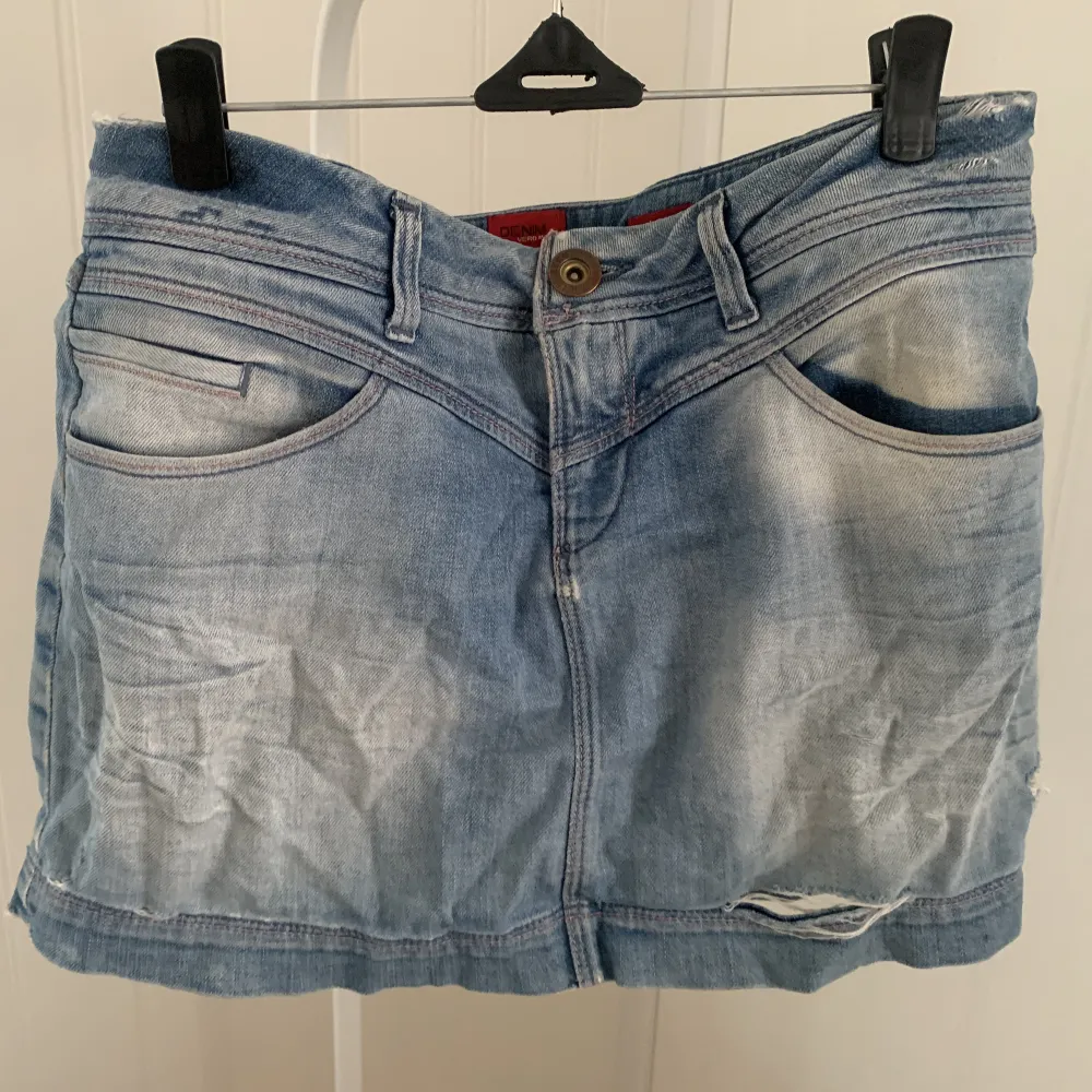 Säljer denna korta vintage jeanskjol. Den är lågmidjad och i jättefint skick. Säljer eftersom att den inte får plats i min garderob. Skriv om ni har några frågor💞. Kjolar.