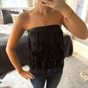 Topp med fransar  - Skit kol topp!! Kan även användas som kjol. Perfekt till fest 💓