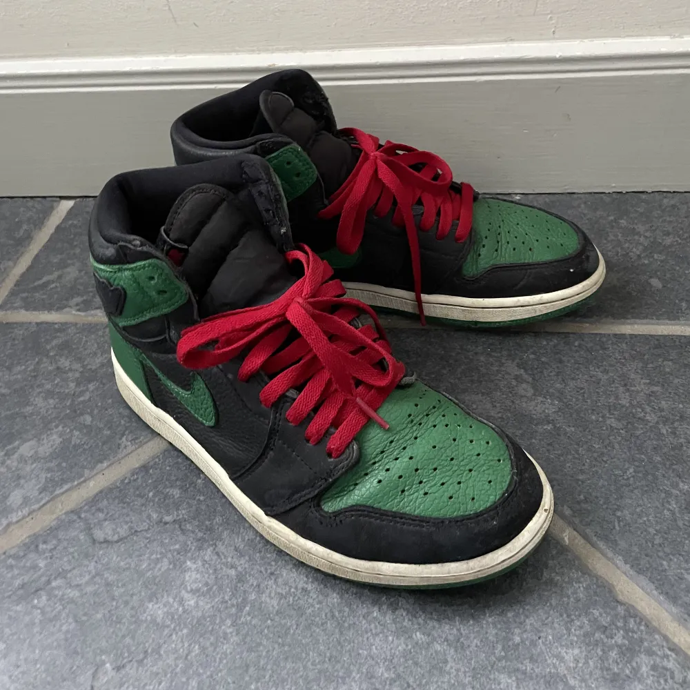 Använda Jordan 1’s. Medel skick, skorna har små små skador. 100% äkta. Org pris 4000-5000kr, helt nya svarta skosnören tillkommer. . Skor.