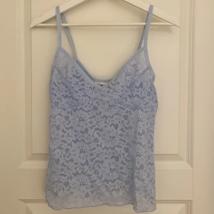 spets linne - super fint blått spets linne, är både snyggt enskilt och med en croppad t-shirt över 🩵🩵