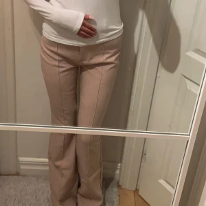 Chiquelle kostymbyxor  - Fina beigea kostymbyxor från chiquelle🫶🏻🫶🏻