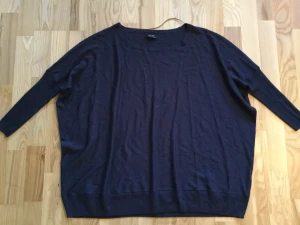 Vila tunnare tröja oversize modell M/L  - Använd endast ett par gånger, kanon skick  Vila One size , passar som bäst M/L  Mörkblå färg 