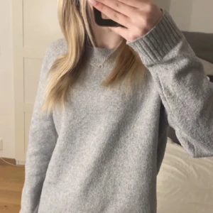Stickad tröja - Supermysig tröja från Vero Moda. Använd fåtal gånger, men säljer då den inte kommer till användning längre. Hyfsat bra skick💕💕