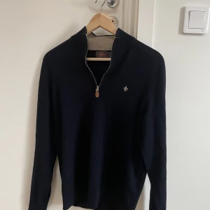 Morris Merino Halfzip  - Tjena säljer nu denna då jag växt ur den. Otroligt varm o skön nu mot kallare tider. Skick:9/10 tvättad och använd men inga brister, Nypris:1800