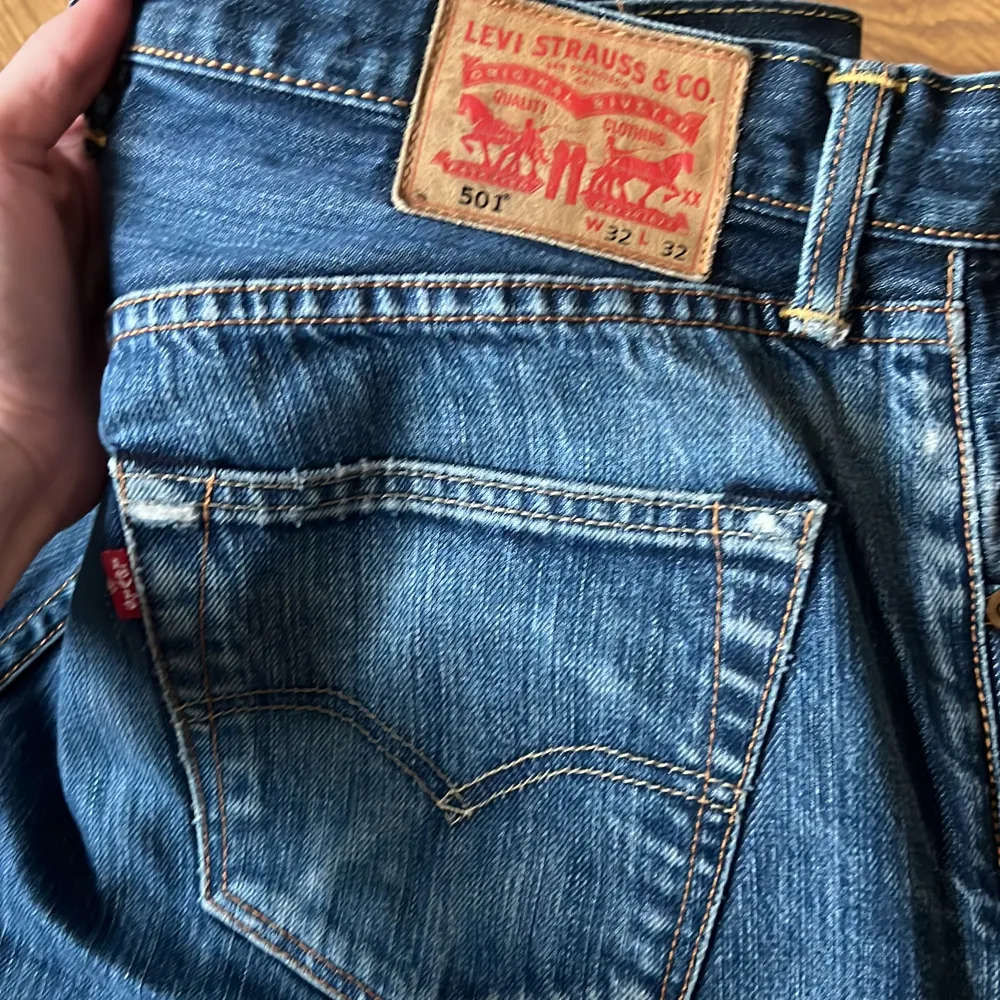 Stl 32/32. De är nedlagda längst ner så de blir två cm längre ungefär. Vintage Levis . Jeans & Byxor.