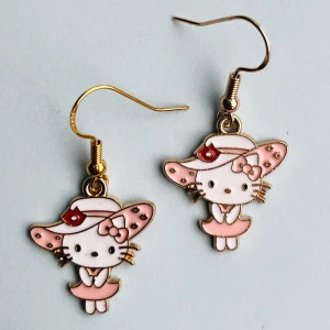 Hello kitty örhängen  - Nickelfria krokar och fri frakt 💕
