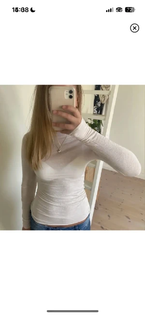 Intimissimi tröja - vit intimissimi tröja, har ett litet litet hål på ena armen (se bild 3) men i övrigt fint skick 💞 