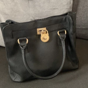 VÄSKA  - Michael kors väska💕 ganska så stor väska, får plats med mycket. 