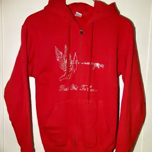 Röd Rhinestone zip hoodie från Best Yet To Come.  Använd 2 ggr, nyskick.  Alla stenar kvar.  Stl S.  400 kr. 